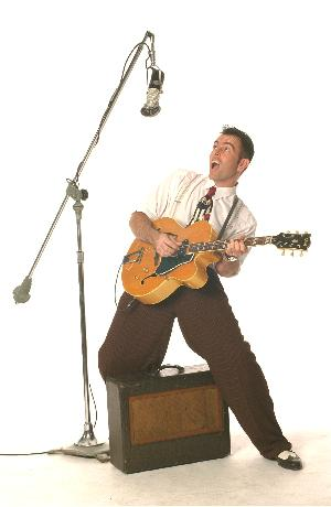 2002, Germany, Olaf Prinz with RCA 77B, Gibson L 7 from 1952 and Gibson amp GA 30 from 1948 (Casters photo session)